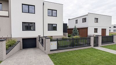 Návrh moderní zahrady s bazénem a vodním prvkem