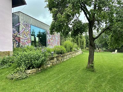 Realizace svažité zahrady u rodinného domu v Dubenci