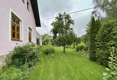 Realizace svažité zahrady u rodinného domu v Dubenci