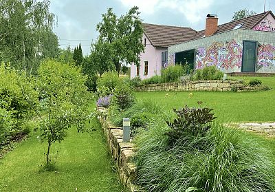 Realizace svažité zahrady u rodinného domu v Dubenci