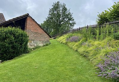 Realizace svažité zahrady u rodinného domu v Dubenci
