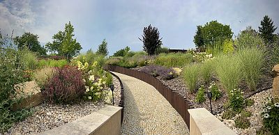 Realizace zahrady ve svahu a instalace automatického zavlažovacího systému v Jaroměři