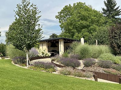 Realizace zahrady ve svahu a instalace automatického zavlažovacího systému v Jaroměři