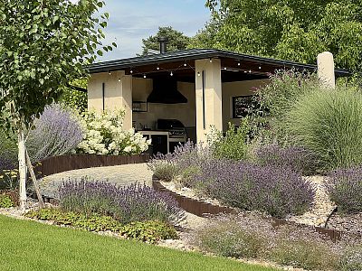 Realizace zahrady ve svahu a instalace automatického zavlažovacího systému v Jaroměři