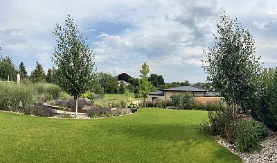 Realizace zahrady ve svahu a instalace automatického zavlažovacího systému v Jaroměři