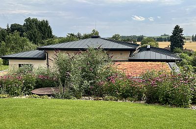 Realizace zahrady ve svahu a instalace automatického zavlažovacího systému v Jaroměři