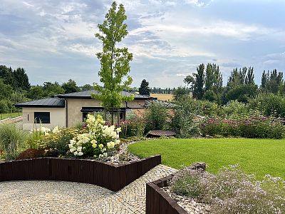 Realizace zahrady ve svahu a instalace automatického zavlažovacího systému v Jaroměři