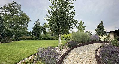 Realizace zahrady ve svahu a instalace automatického zavlažovacího systému v Jaroměři