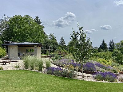 Realizace zahrady ve svahu a instalace automatického zavlažovacího systému v Jaroměři