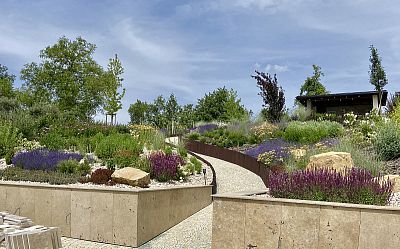 Realizace zahrady ve svahu a instalace automatického zavlažovacího systému v Jaroměři