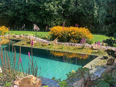 Stavba koupacího zahradního jezírka u rodinného domu ve Velkých Svatoňovicích