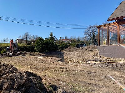 Stavba koupacího zahradního jezírka u rodinného domu ve Velkých Svatoňovicích