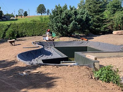 Stavba koupacího zahradního jezírka u rodinného domu ve Velkých Svatoňovicích