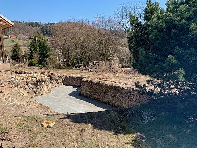 Stavba koupacího zahradního jezírka u rodinného domu ve Velkých Svatoňovicích