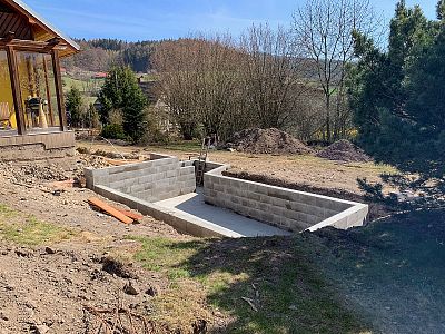 Stavba koupacího zahradního jezírka u rodinného domu ve Velkých Svatoňovicích