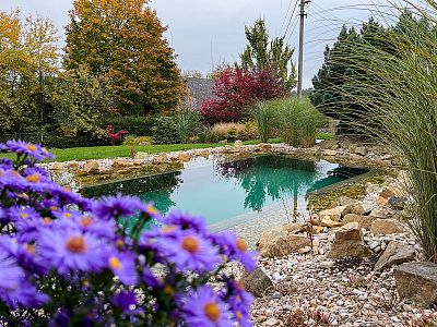 Stavba koupacího zahradního jezírka u rodinného domu ve Velkých Svatoňovicích