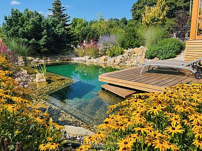 Stavba koupacího zahradního jezírka u rodinného domu ve Velkých Svatoňovicích