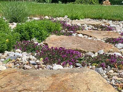 Stavba koupacího zahradního jezírka u rodinného domu ve Velkých Svatoňovicích